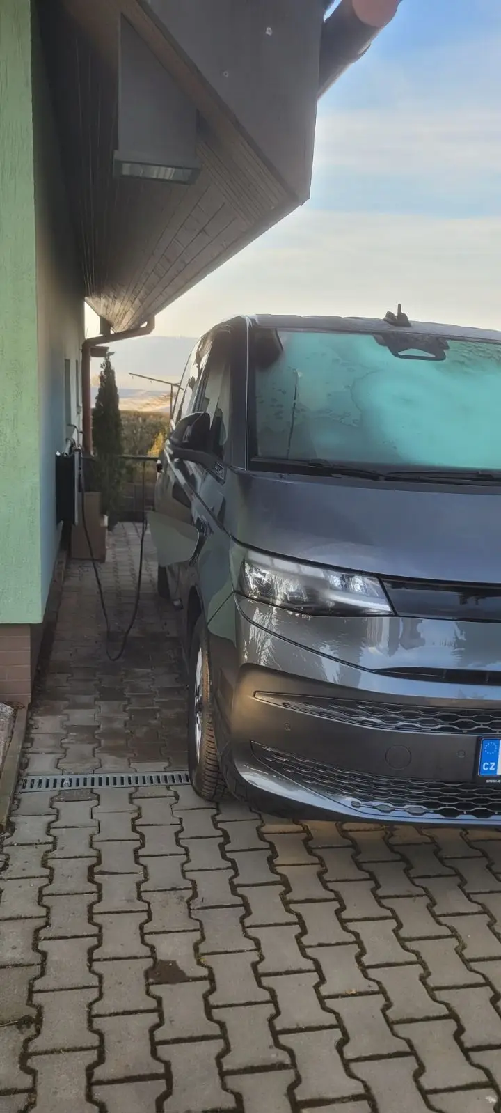 Nabíjení elektromobilu před domem s využitím přebytků z fotovoltaické elektrárny.