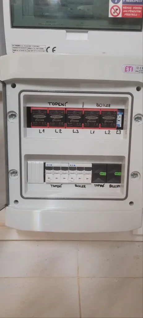 SSR relé v rozvaděči pro plynulou regulaci topení pomocí přebytků z FVE přes Loxone.