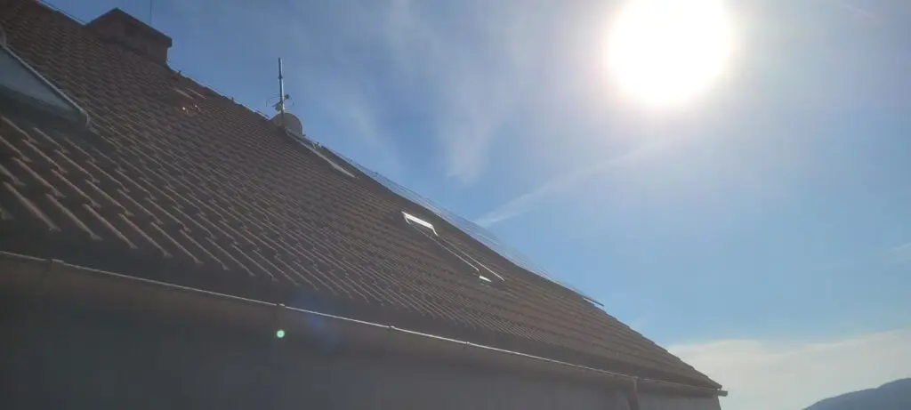 Instalace fotovoltaické elektrárny na střeše RD v Pardubicích od nejlepší instalační firmy Loxone.