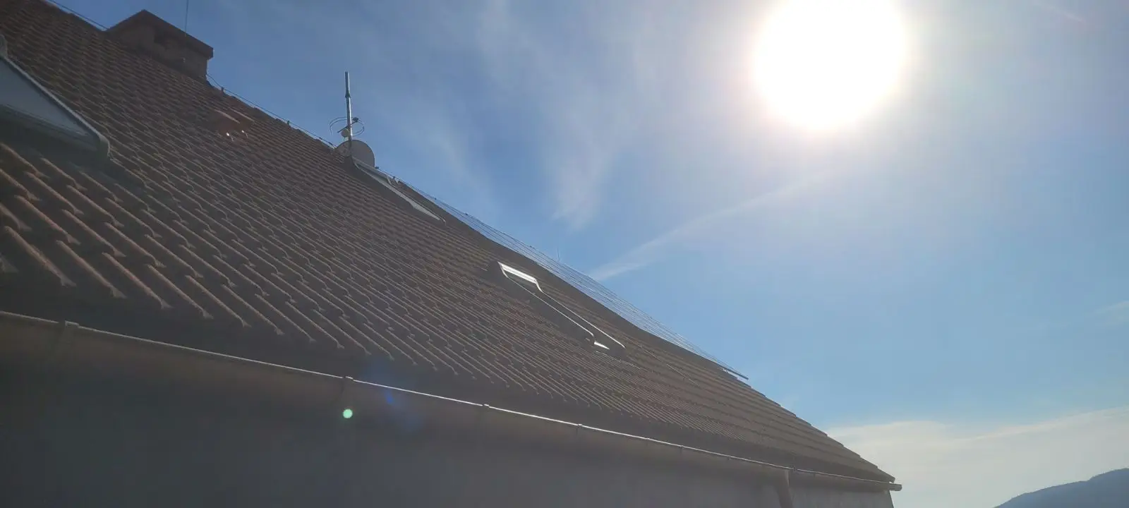 Instalace fotovoltaické elektrárny na střeše RD v Pardubicích od nejlepší instalační firmy Loxone.