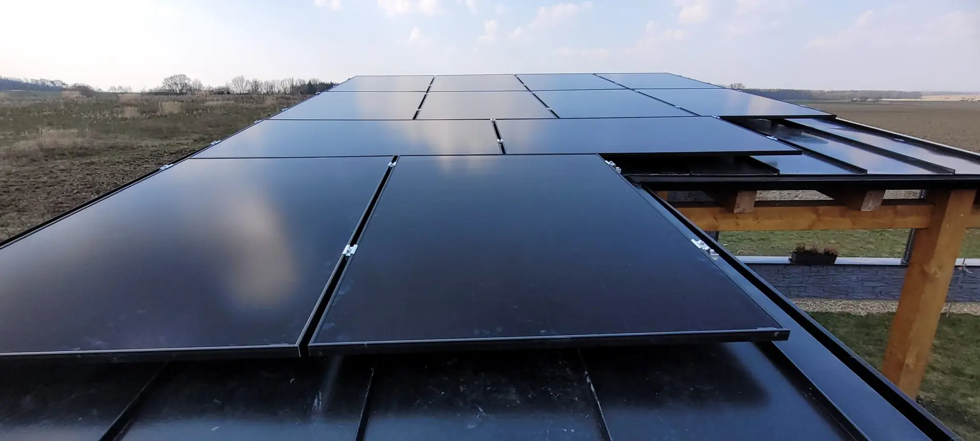 Realizace fotovoltaické elektrárny na klíč v Hradci Králové – detailní pohled na špičkové solární panely.