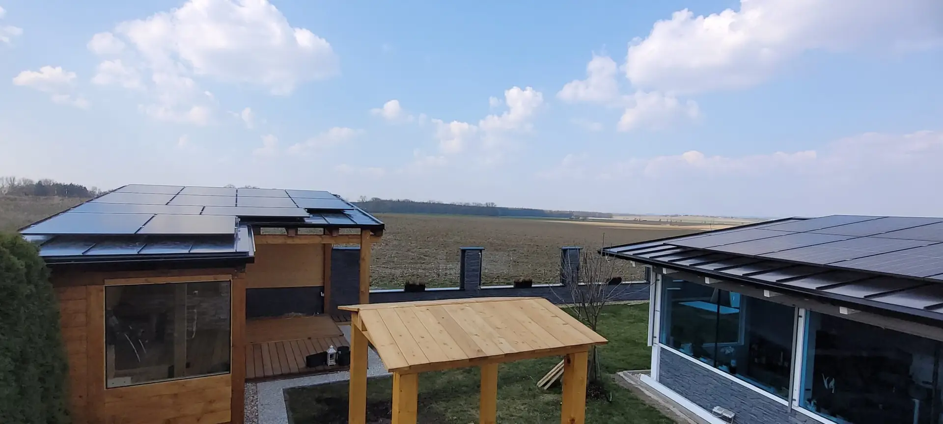 Fotovoltaické panely instalované na dřevěných zahradních stavbách v Hradci Králové.