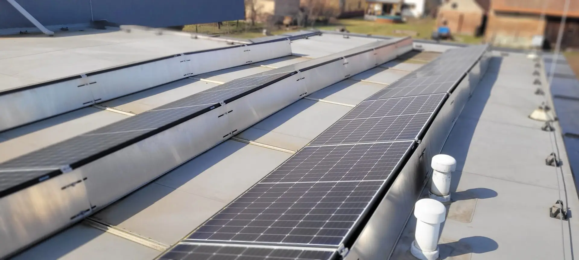 Fotovoltaické panely přesunuté na rovnou střechu vedlejšího objektu během rekonstrukce domu v Pardubicích u systému ČEZ Battery Box.
