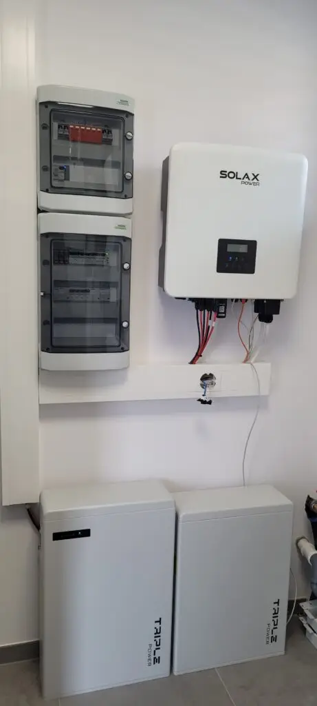 Instalace střídače SolaX a bateriového úložiště Triple Power v technické místnosti od realizační firmy na FVE v Hradci Králové.