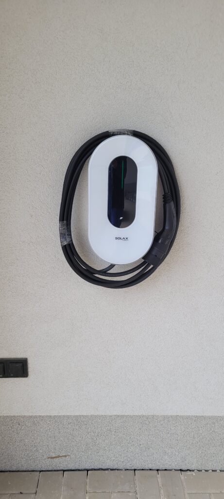 Instalace nabíjecí stanice Wallbox SolaX na fasádě domu od spolehlivé montážní firmy z Hradce Králové.