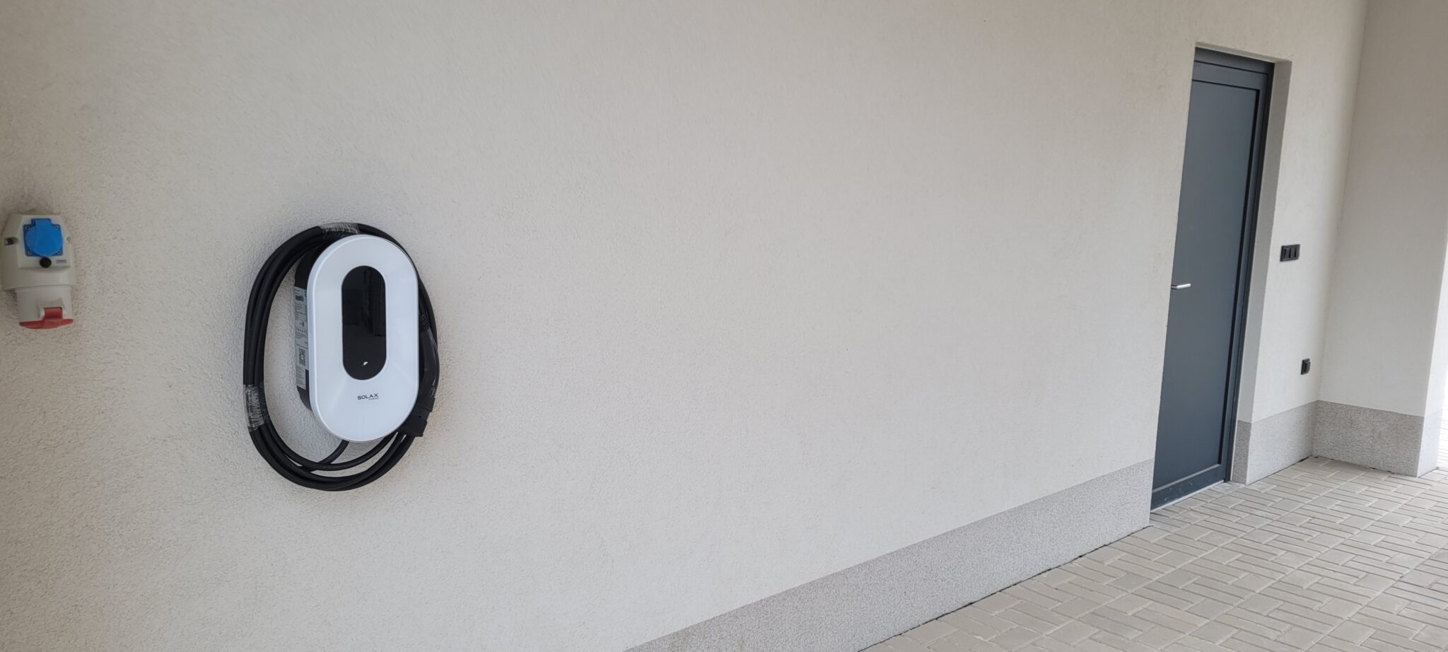 Chytré nabíjení elektromobilu z fotovoltaiky SolaX – realizace a montáž wallboxů v Hradci Králové.