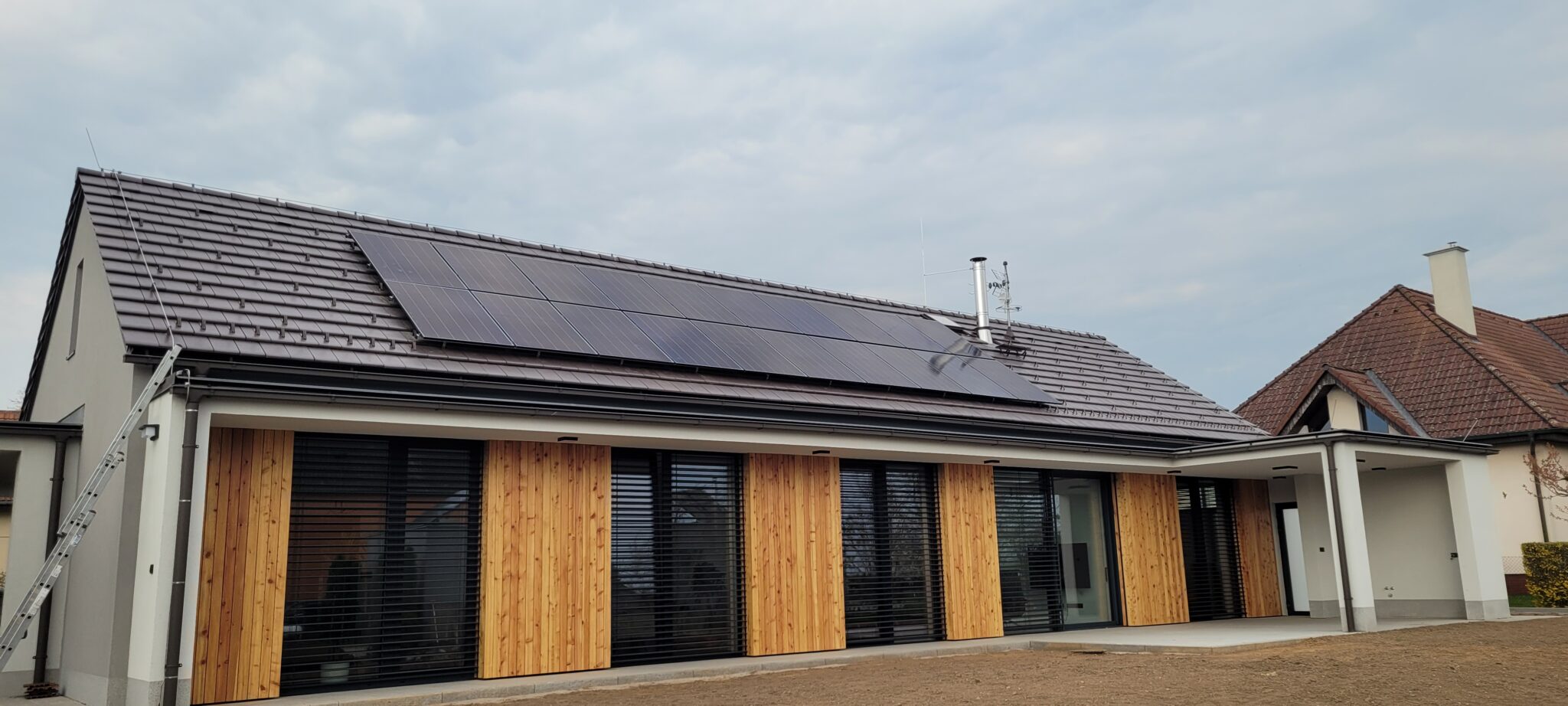 Instalace fotovoltaických panelů AIKO na sedlové střeše rodinného domu od montážní firmy z Hradce Králové.
