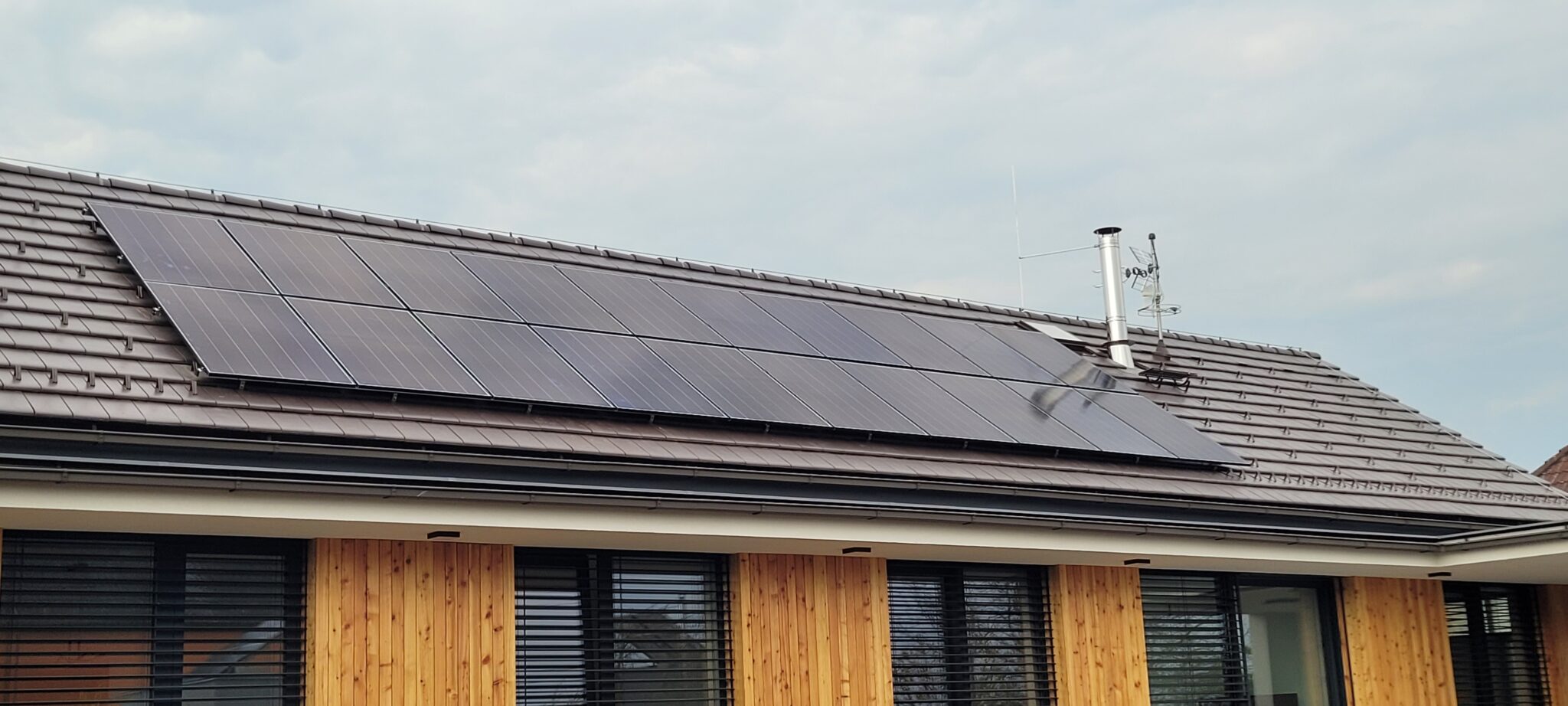 Realizace domácí fotovoltaické elektrárny na střeše domu od solární firmy z Hradce Králové.