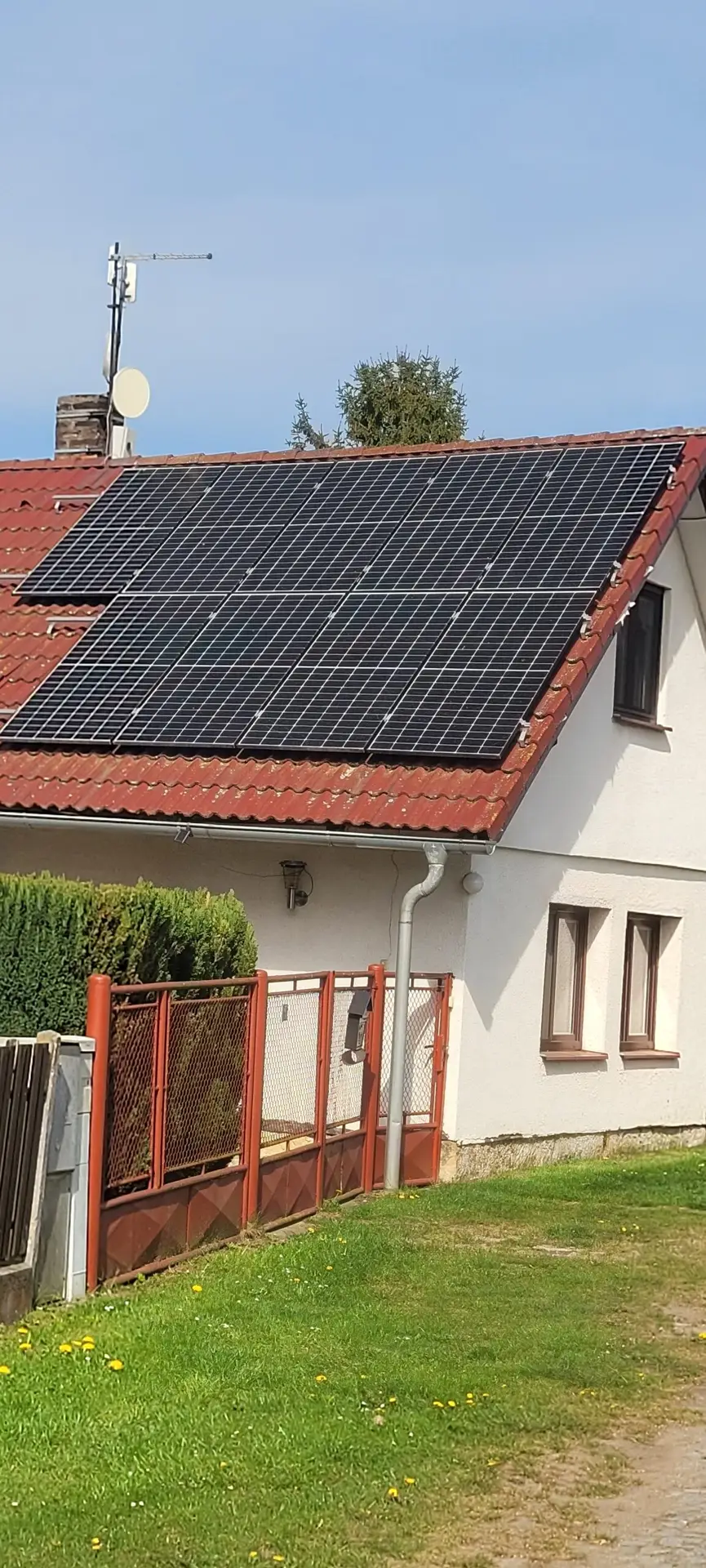 Solární panely na střechu rodinného domu od největší realizační firmy v HK – FVE System.