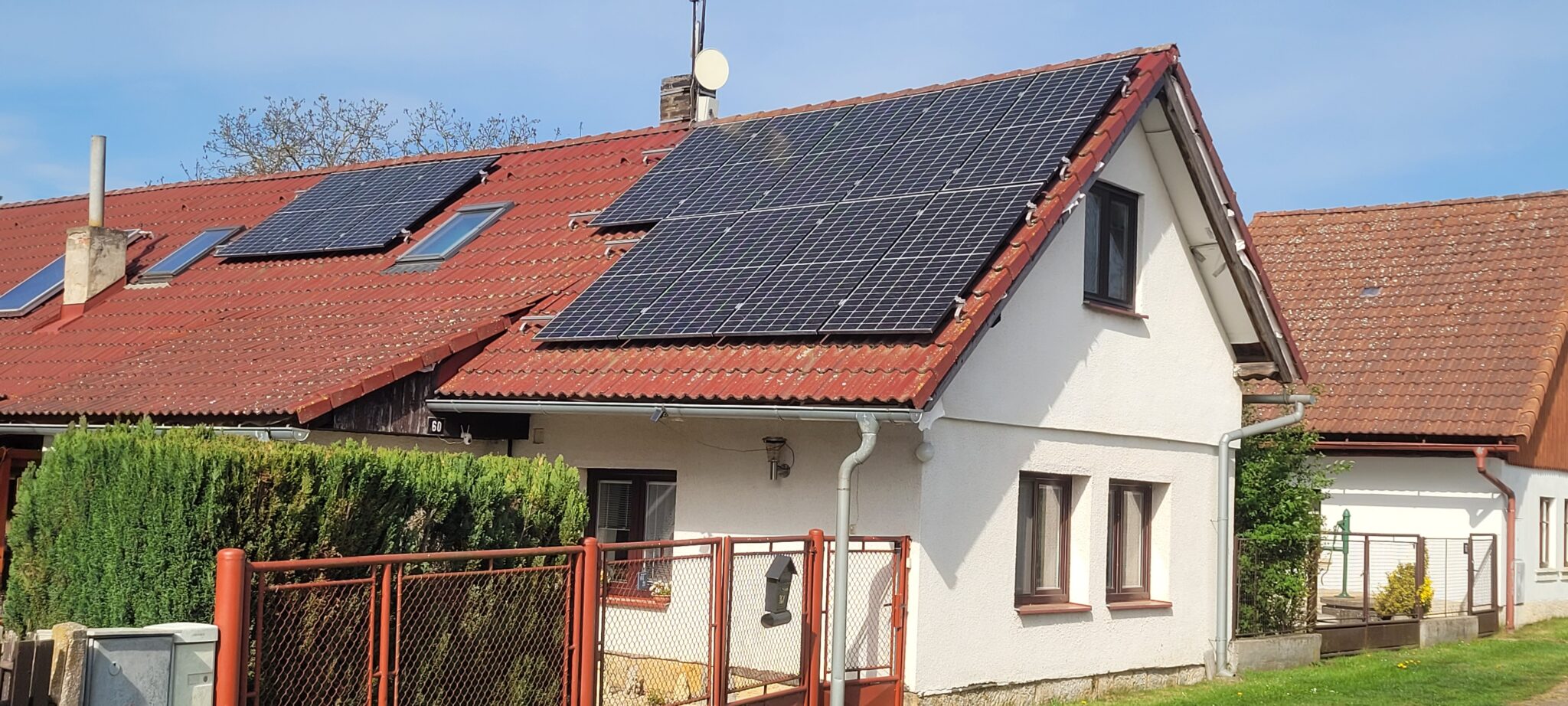 Instalace fotovoltaických panelů na sedlovou střechu rodinného domu od FVE System.