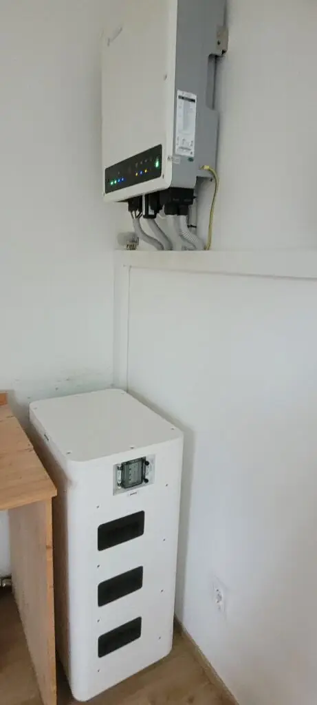 Instalace baterie Dyness a hybridního střídače GoodWe – fotovoltaická elektrárna Hradec Králové a Pardubice