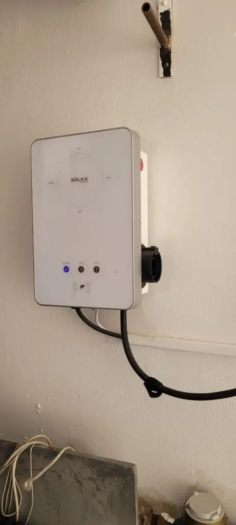 Chytrý Wallbox SolaX Smart Charger 11 kW pro dobíjení elektromobilu z přebytků FVE v Hradci Králové