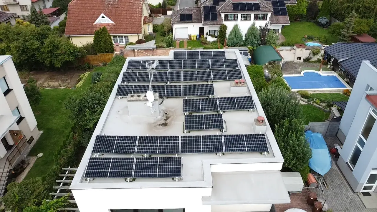 Kompletní instalace FVE SolaX 10 kW a Wallbox 11 kW na ploché střeše Hradec Králové